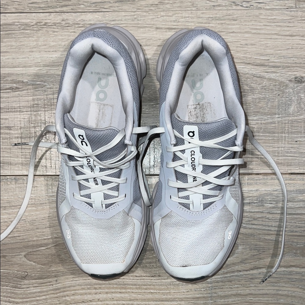 On‎ cloudRunner 2  Lightweight White/Gray Sneakers
